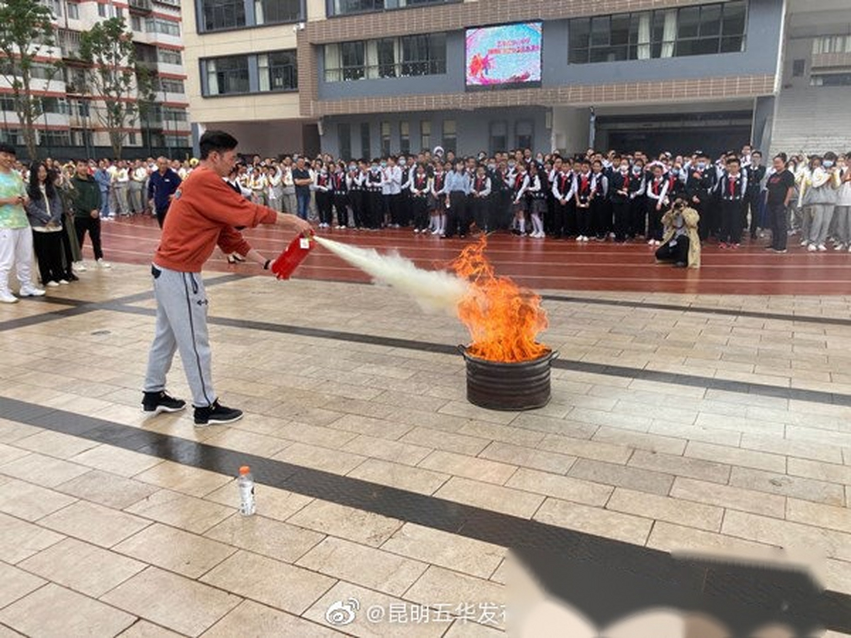 【华山中学开展消防安全培训】日前,五华区消防救援大队西昌路消防站