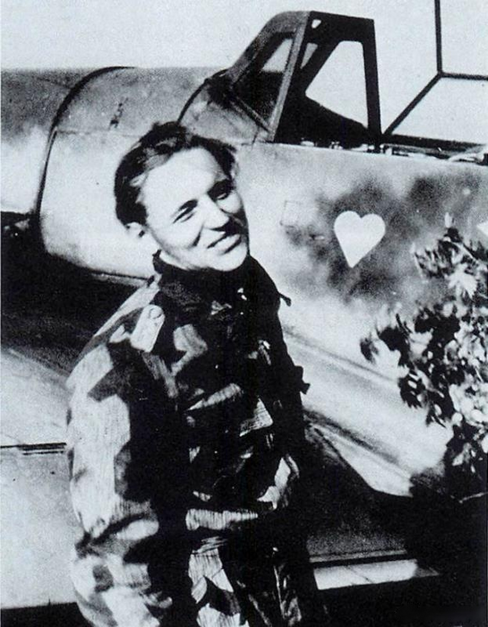 1945年4月17日,埃里希·哈特曼在获得第350个战果后的留影.