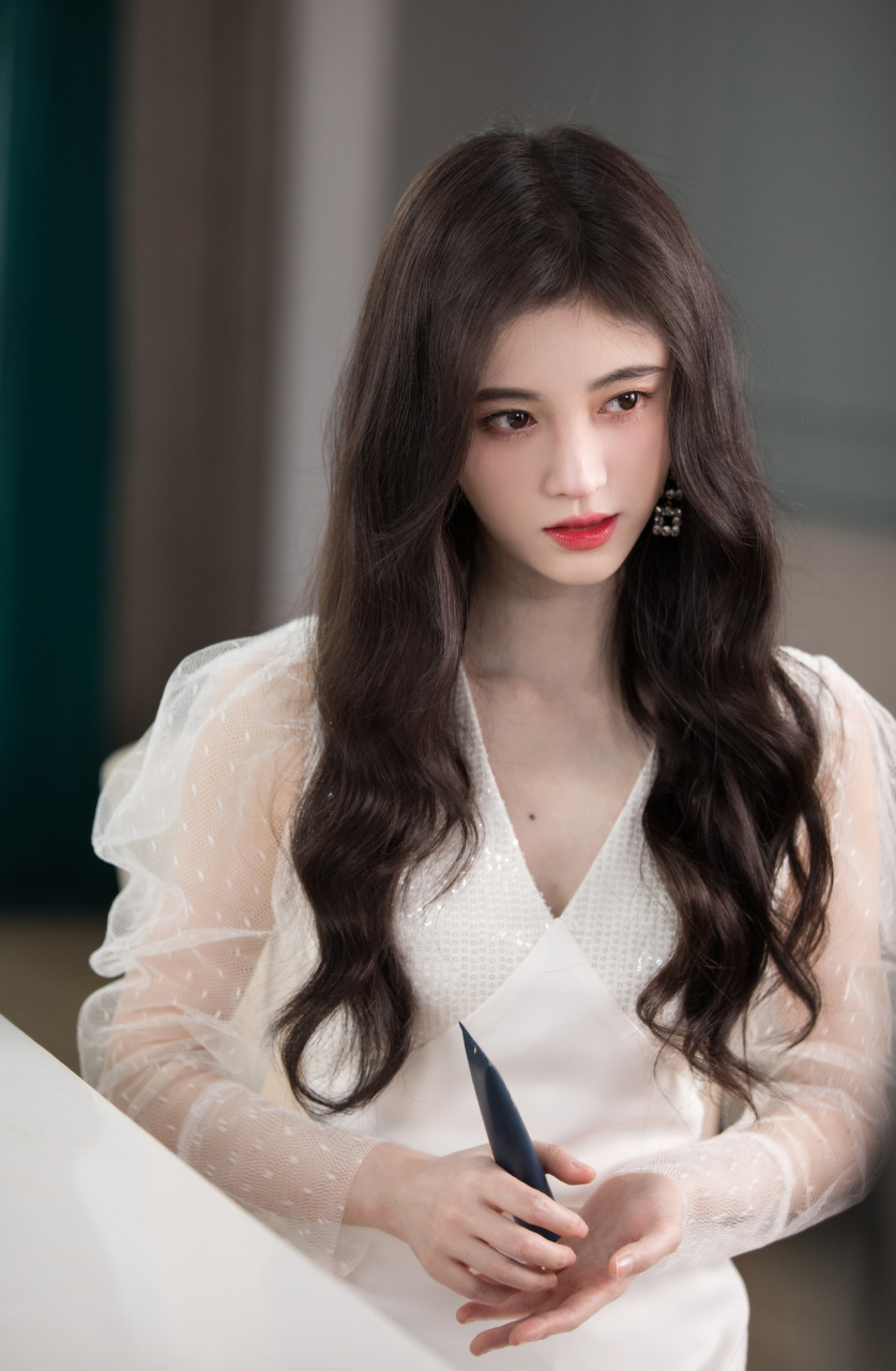 鞠婧祎最新的钻石妆绝了!