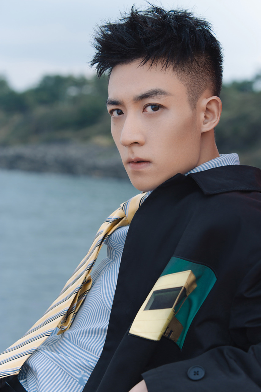 谷嘉诚# 一路蜕变成长 一路徜徉探索 邂逅于静谧光影中 捕捉每一个