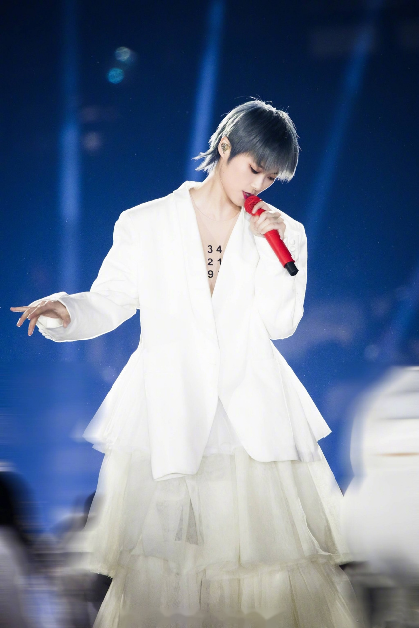 早安!在人生缓缓前行的旅途中,回首张望需要勇气,正视而悠长