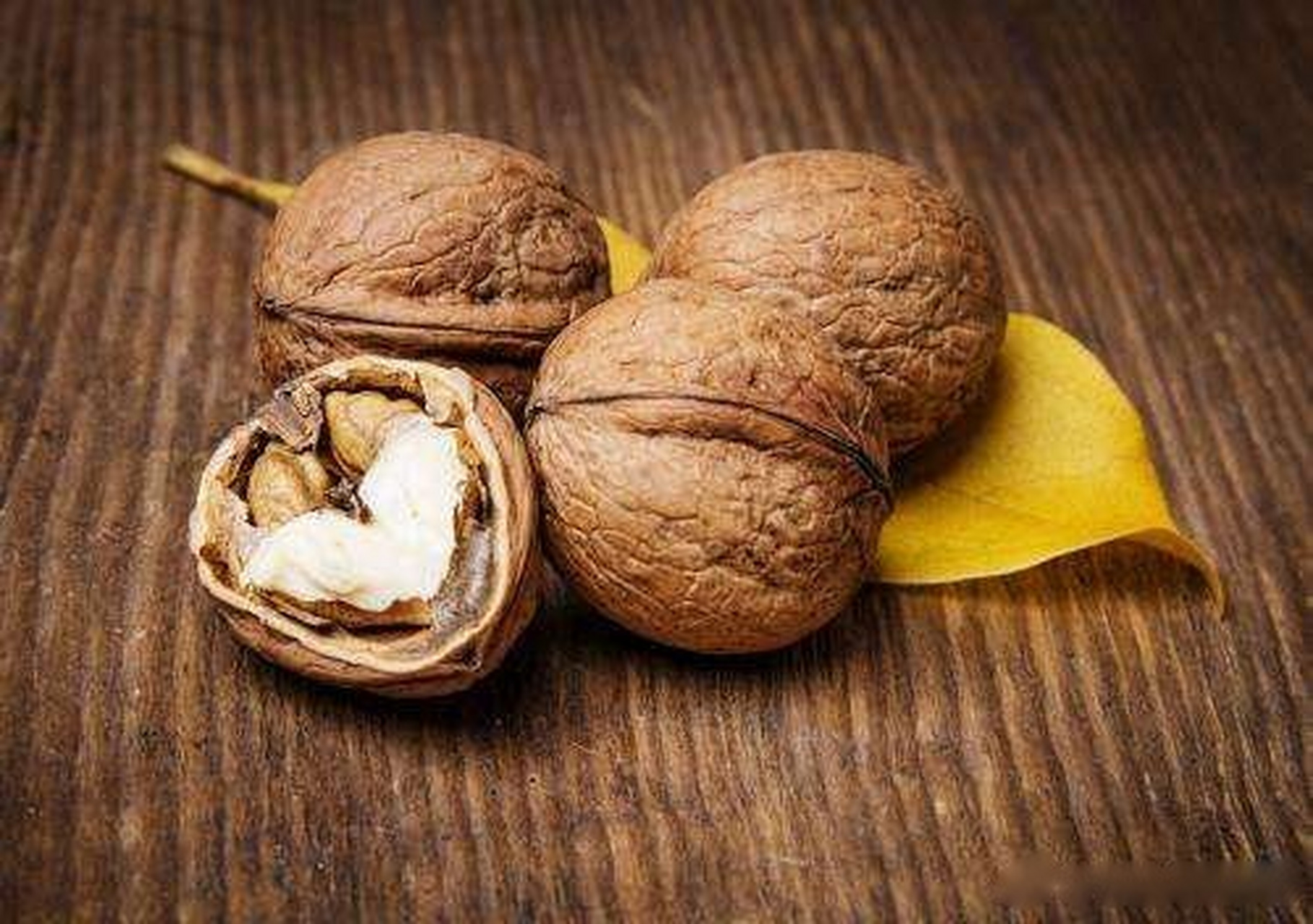 【生吃的核桃带皮一起吃更好.