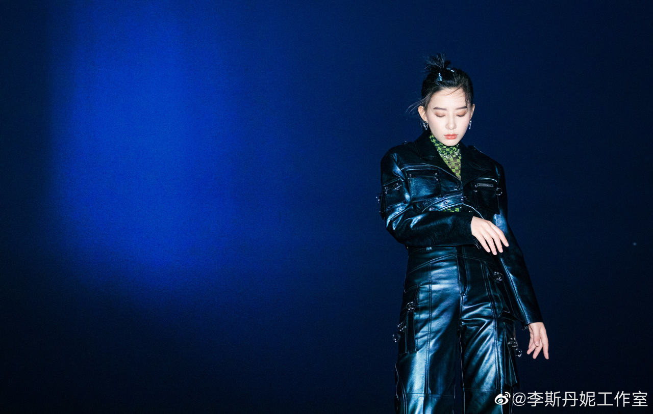 妆发:张源梓 摄影:于辛辣