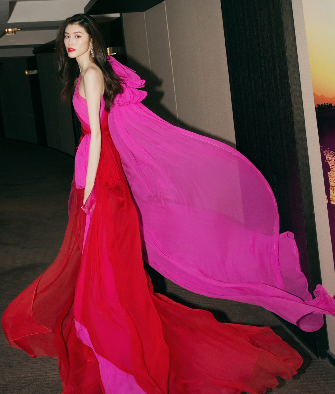 裙摆随风而动,天然好身材,不愧何仙姑之名