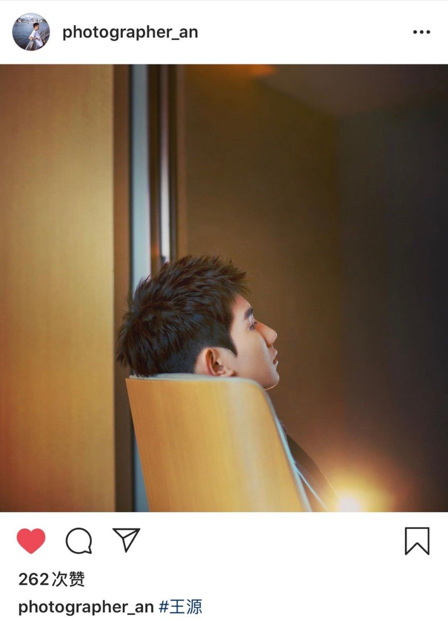 【王源 ins 感谢摄影老师的分享,镜头下沉思的酷盖帅哥是我们心尖