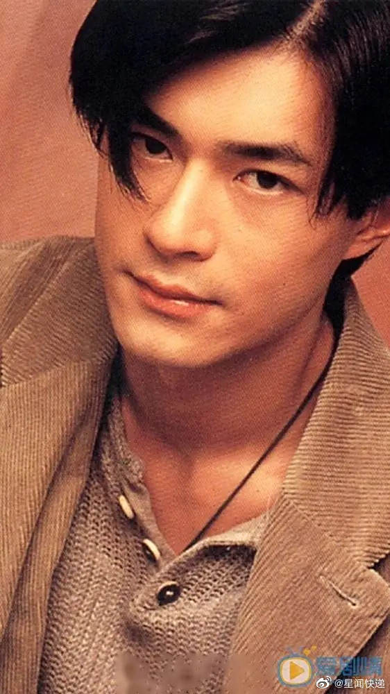 1990年,20岁的古天乐戴着手铐,经过长长的走廊后,被狱警带到了一间