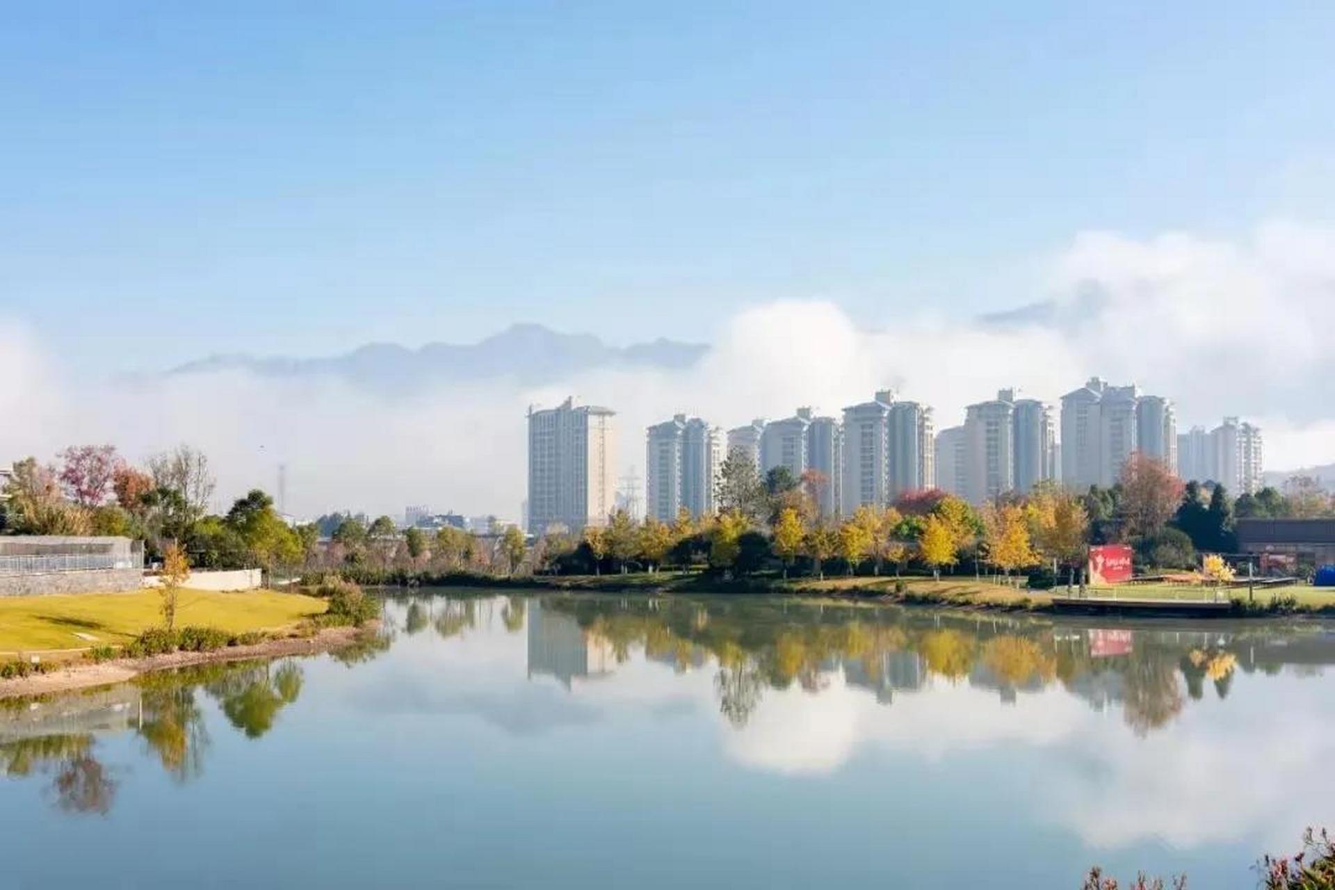 雅居乐云南原乡,位于云南腾冲曲石镇,这里有全年近300多天的湛蓝天空