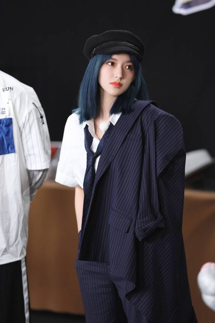 我们潇潇子太美了叭,行走的衣架称号名副其实了,父女组合我pick了[爱