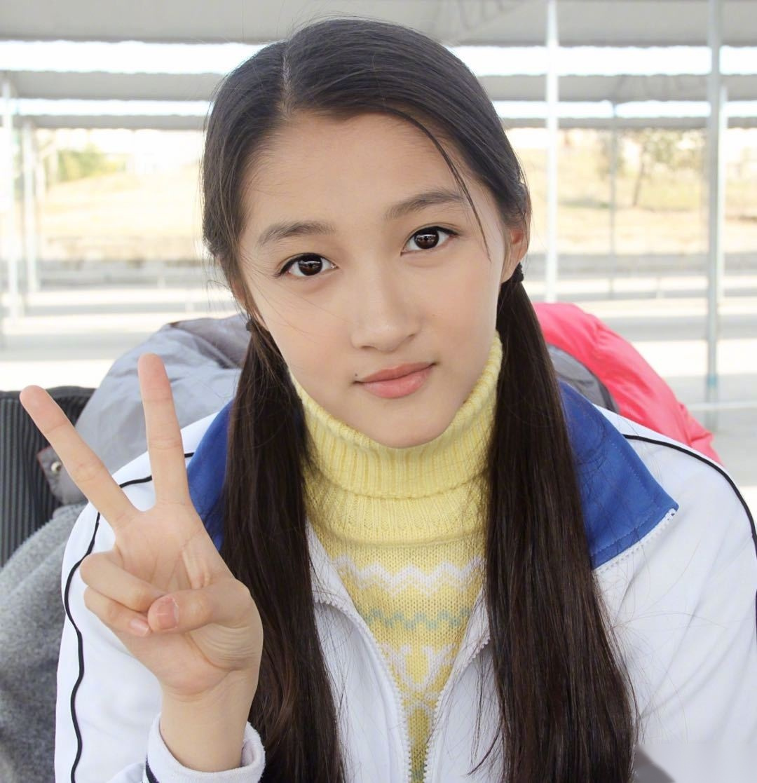《王牌对王牌》里关晓彤的双马尾造型吸睛,少女感十足 .