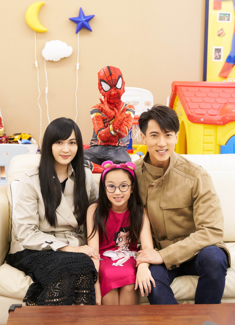 把爱情过成童话般的样子,吴尊,林丽吟夫妇做到啦,看着neinei和max开心