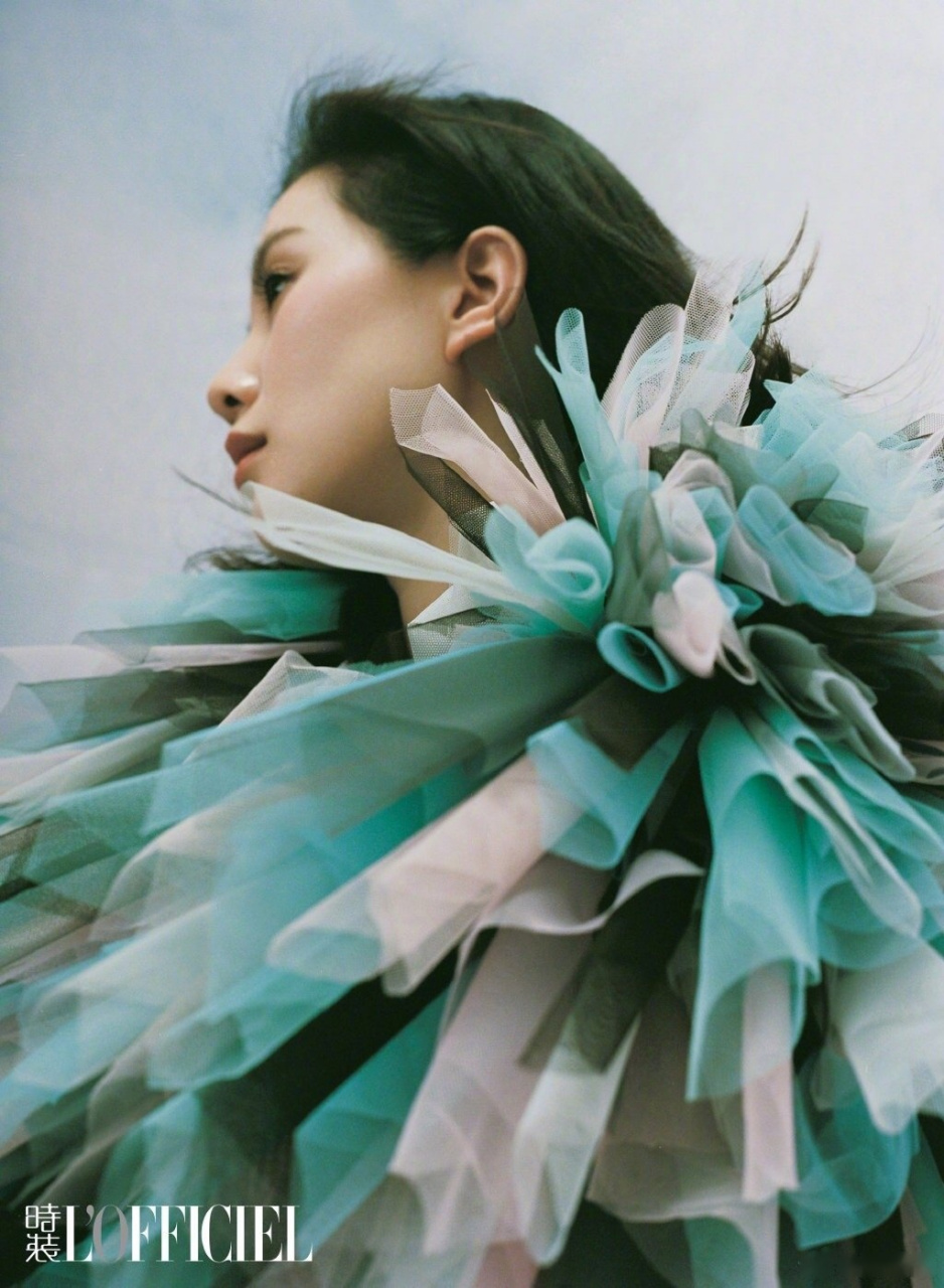刘诗诗 x 《时装lofficiel》四五月合刊封面 举手投