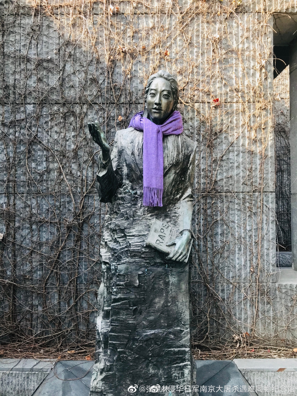 南京为张纯如铜像系紫色围巾天冷了,侵华日军南京大屠杀遇难同胞纪念