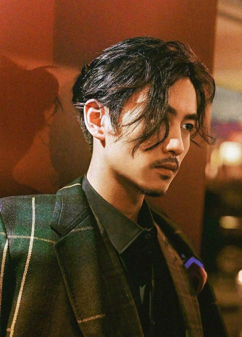 《冰雨火》终于官宣啦,来康康陈晓的定妆照,留着长发和胡子的大帅哥