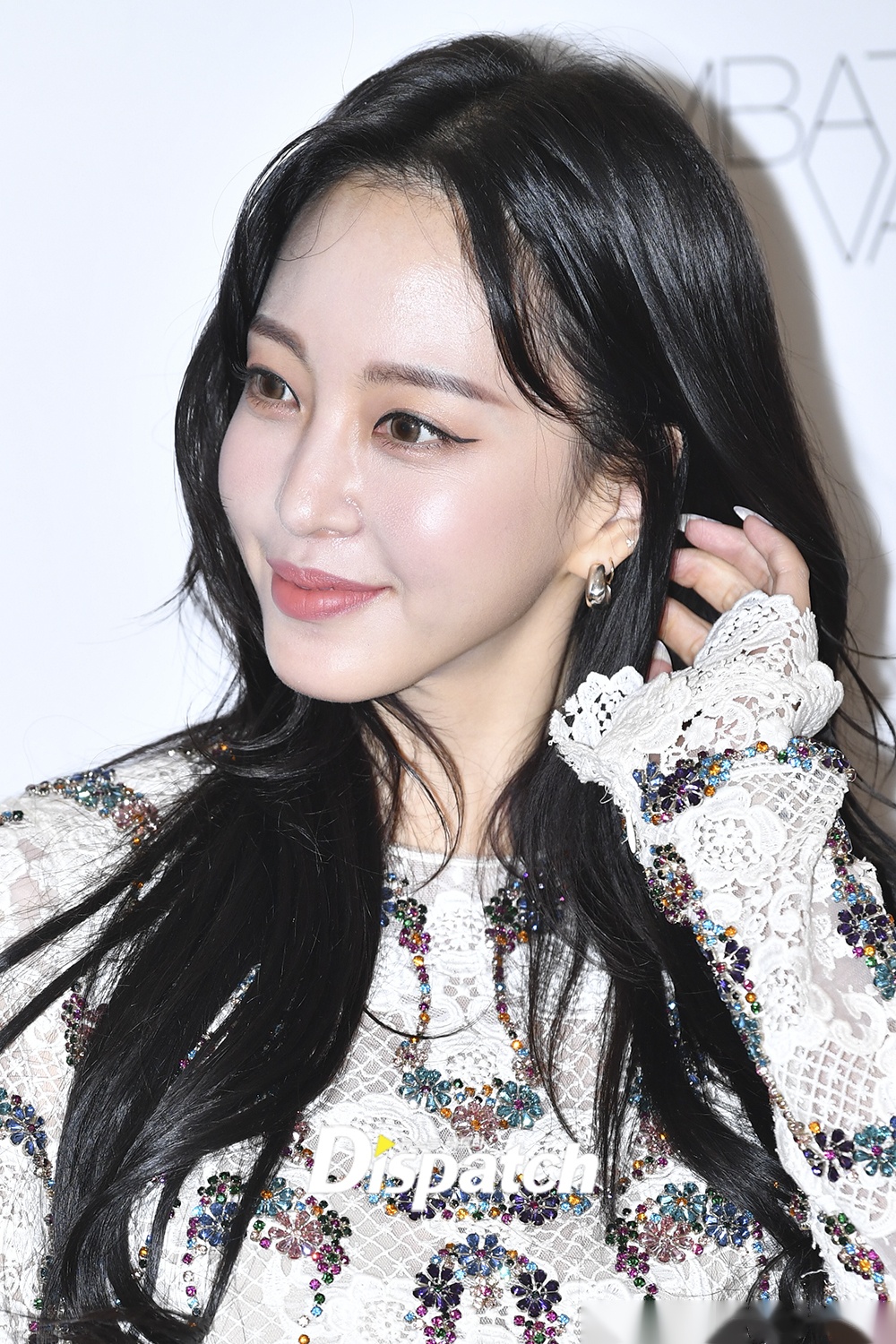8日,演员韩艺瑟出席某品牌在首尔举行的宣传活动,展现时尚魅力