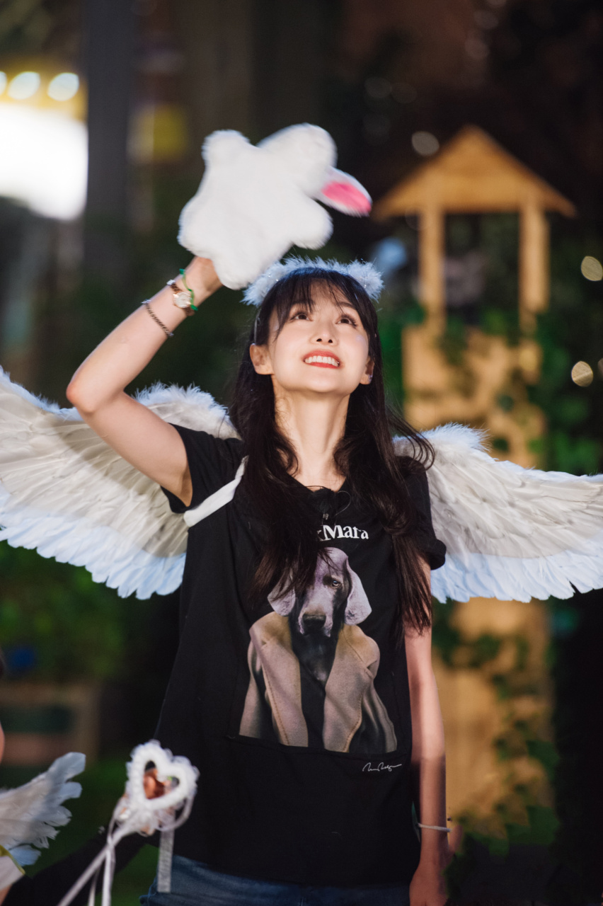 郑爽天使翅膀造型郑爽全新造型上线啦～在《奇妙小森林》中身背白色