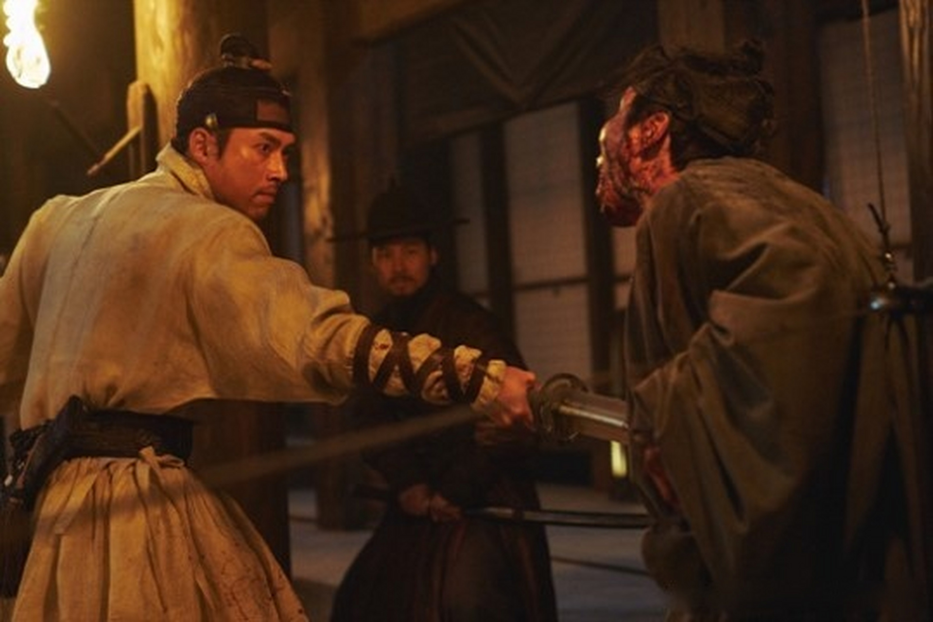 韩国古装僵尸电影《猖獗》公开主演玄彬,持剑杀夜鬼的剧照