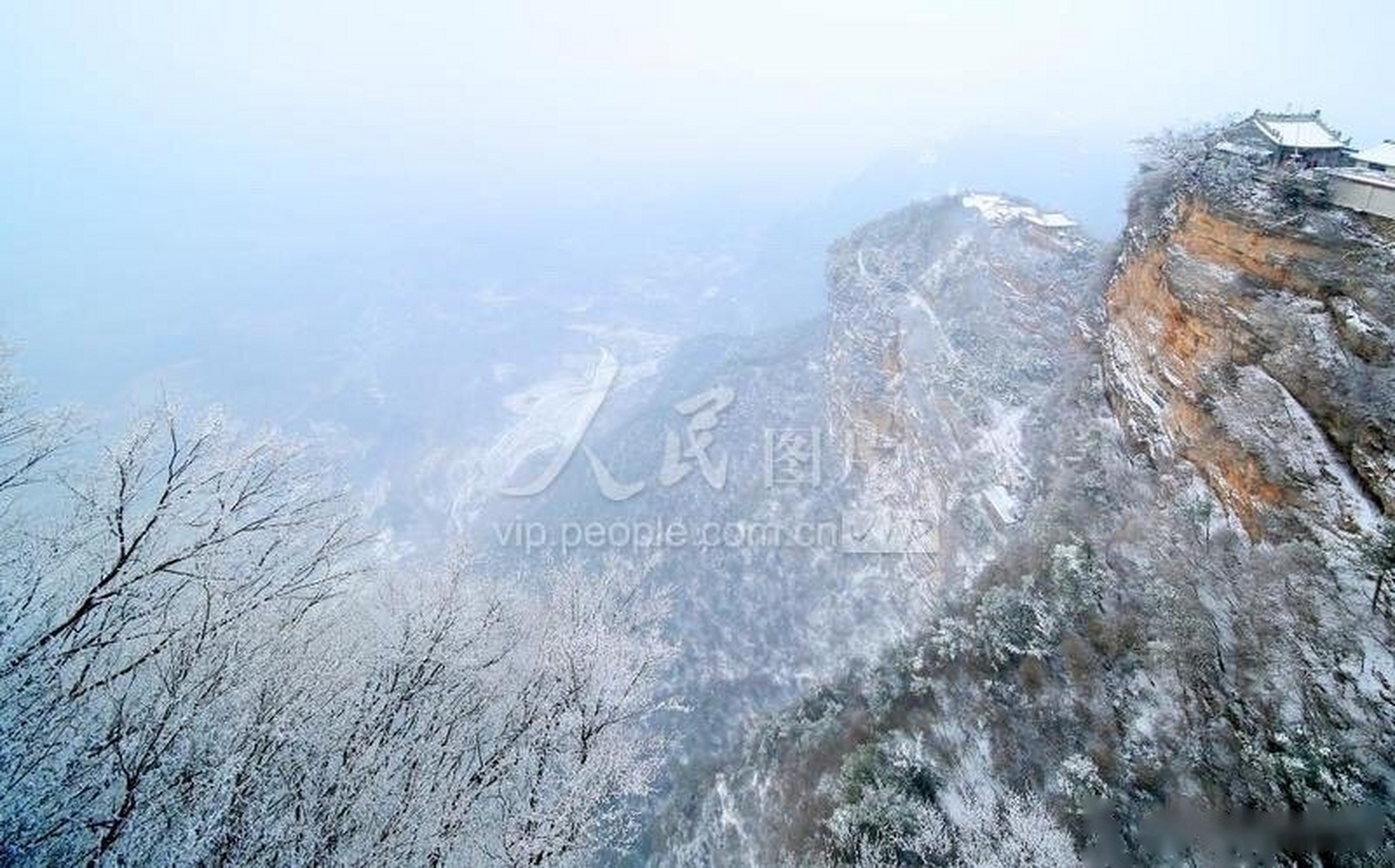 【甘肃陇南:鸡峰山雪景如画】2021年1月6日,甘肃省陇南市成县鸡峰山