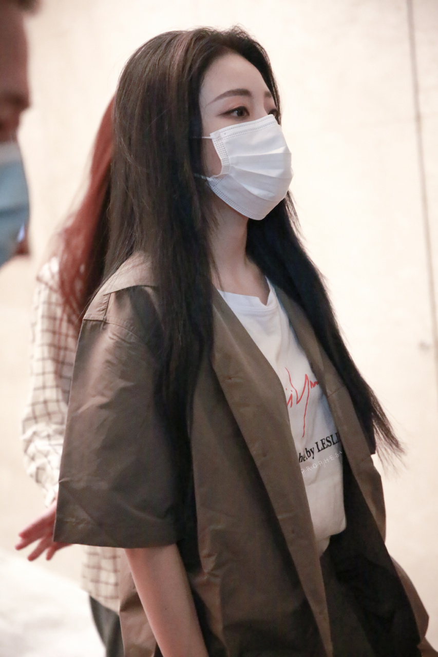 喻言晚会彩排饭拍~  一身帅气的工装,一袭迷人的长发,双手插兜的言