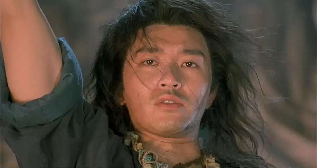 周星驰拍摄《武状元苏乞儿》时,因导演陈嘉上临时改戏,没曾想无意造就