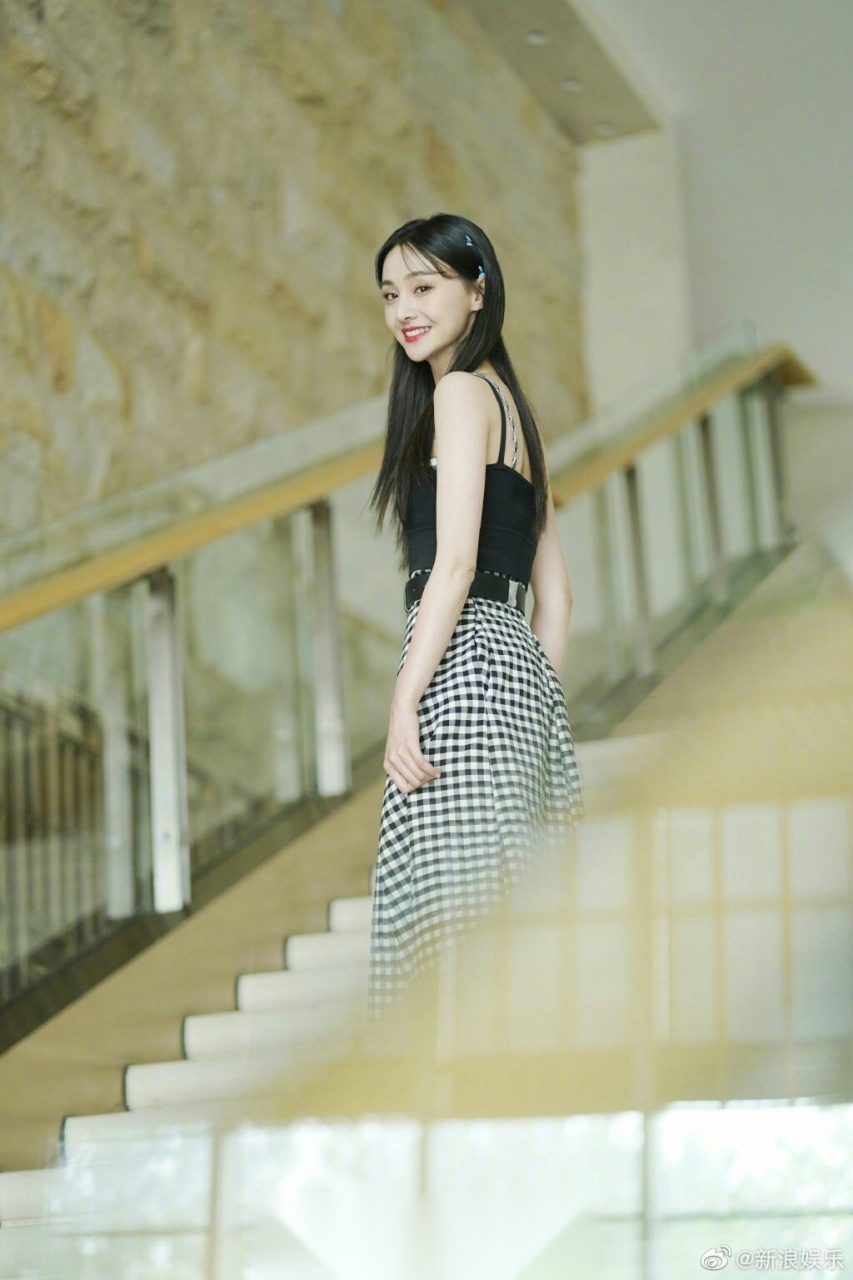 郑爽斥装修公司# 14日下午,@郑爽工作室 发文斥责装修公司,装修两年