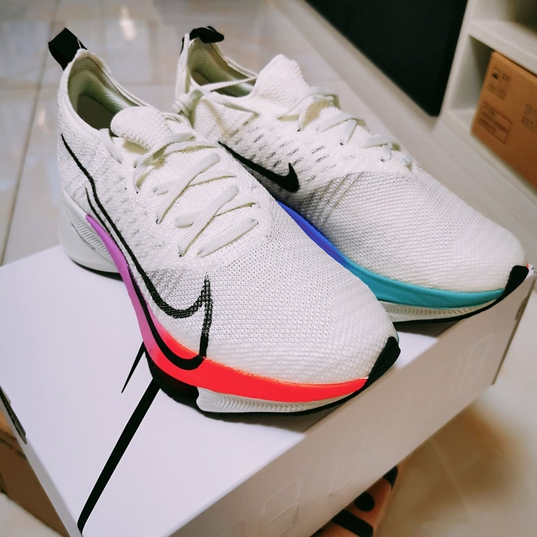 刚到手还带着温度的～nike air zoom tempo next% 跑鞋,第一时间分享