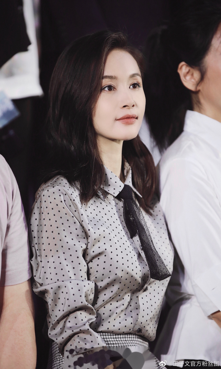 王子文|#我和我的家乡票房破2亿# 美丽杰西卡,业ing 祝大家双节快乐.