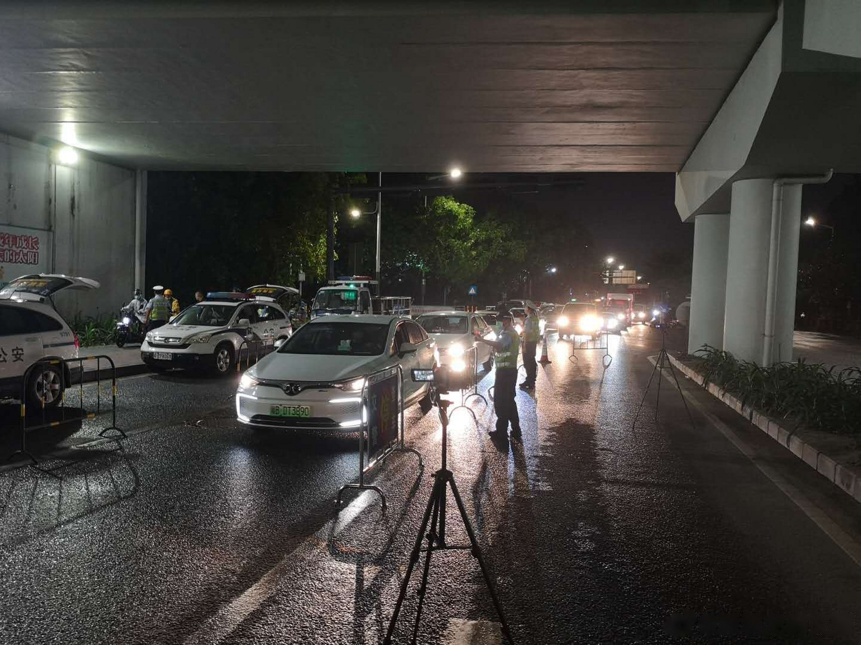 "猎虎行动"开始了!风里雨里,蜀黍各个路口等着你喔![三哈][三哈]