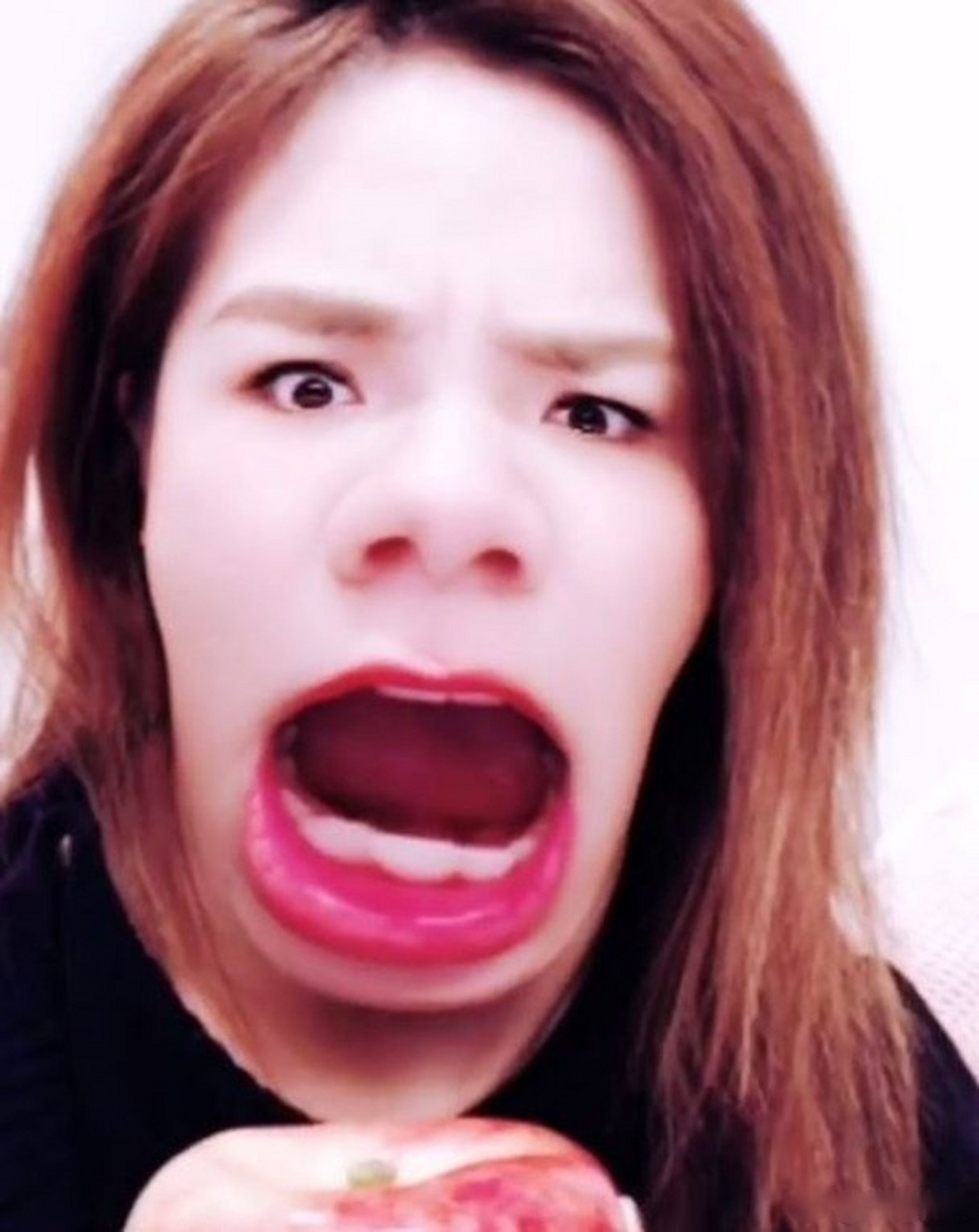 邓紫棋晒搞怪扮丑自拍,张"血盆大口"吃苹果表情夸张