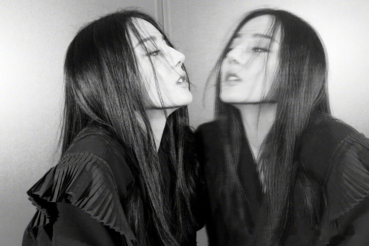 迪丽热巴起床头造型虽然凌乱,却感觉面对这张国色天香的脸,只是一种