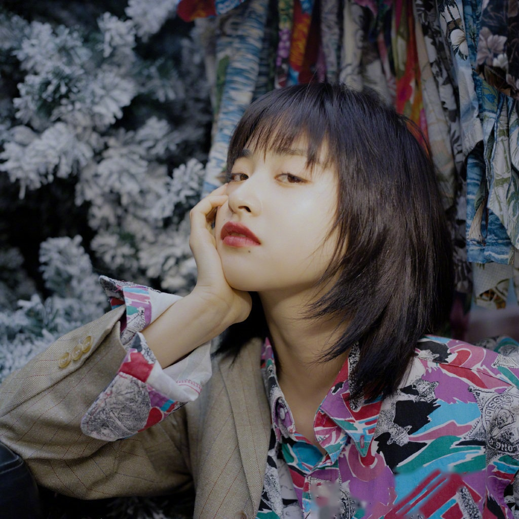 沈月最新写真,西装配短裤造型,你可吗?