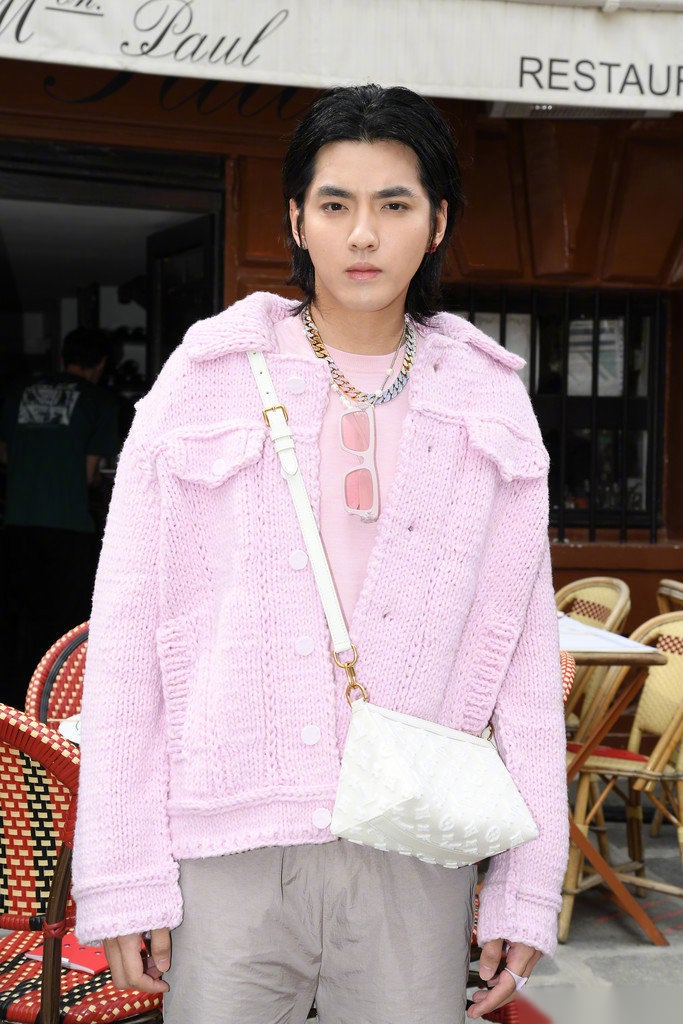 吴亦凡身穿路易威登2020春夏系列粉色针织毛衣出席活动,泡泡,气球