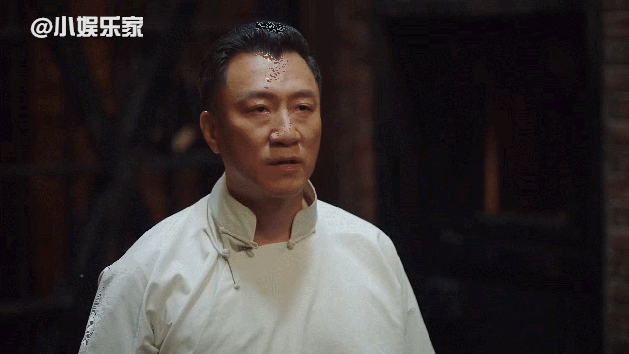 新世界# 金爷高光时刻,以一敌众,一拳一个,帅成两米八!