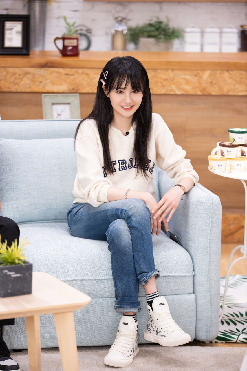 郑爽faces of girl @郑爽 和每一个女孩一样,会diy给自己美甲,会给