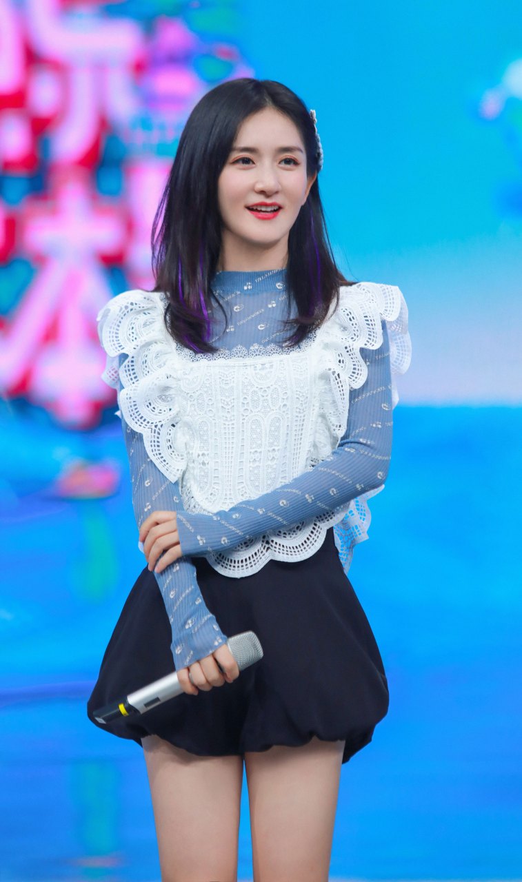 谢娜@谢娜 神仙腰力carry全场[haha]游戏王@谢娜 超丝滑走位摇呼啦圈