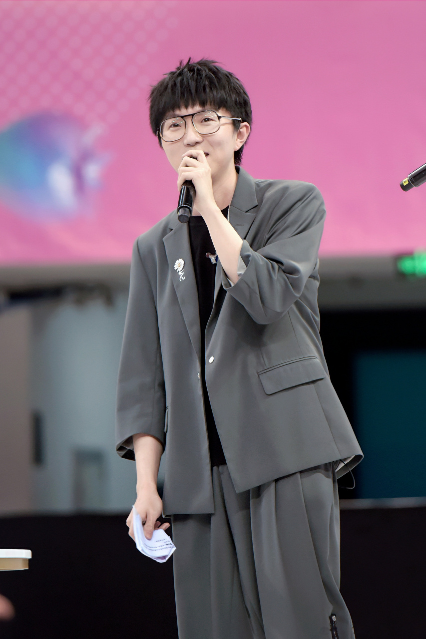 毛不易@毛不易创造营2020,今天是身着成套中袖西装的毛教练@毛不易