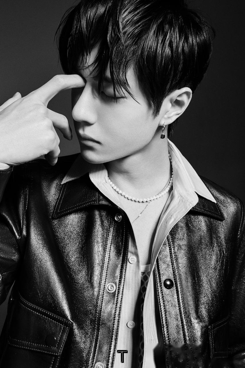 王一博大片内页曝光,透过眼神直驱少年本心.