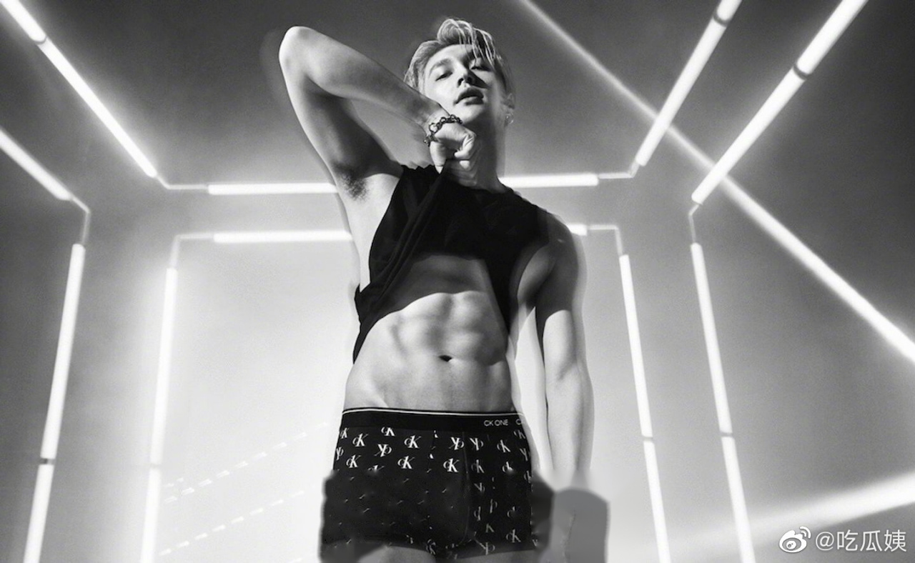 张艺兴ck全球代言人图,大家觉得这个腹肌你可吗?