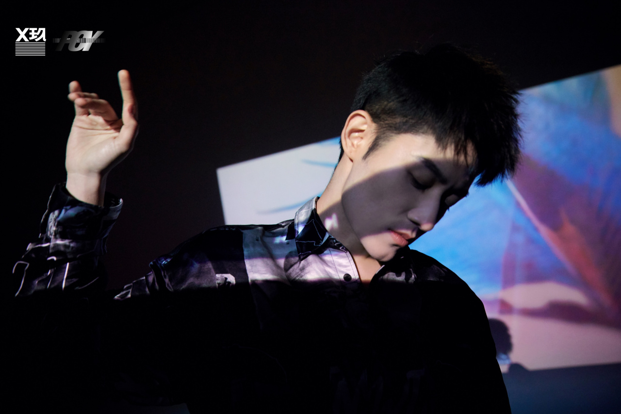 x玖少年团彭楚粤个人ep《独特》第三首收录单曲《她她》单曲封面组