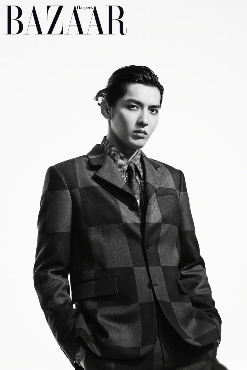 吴亦凡登上七月刊封面展现多样魅力,湿发白衬衫风度翩然,简约有型.