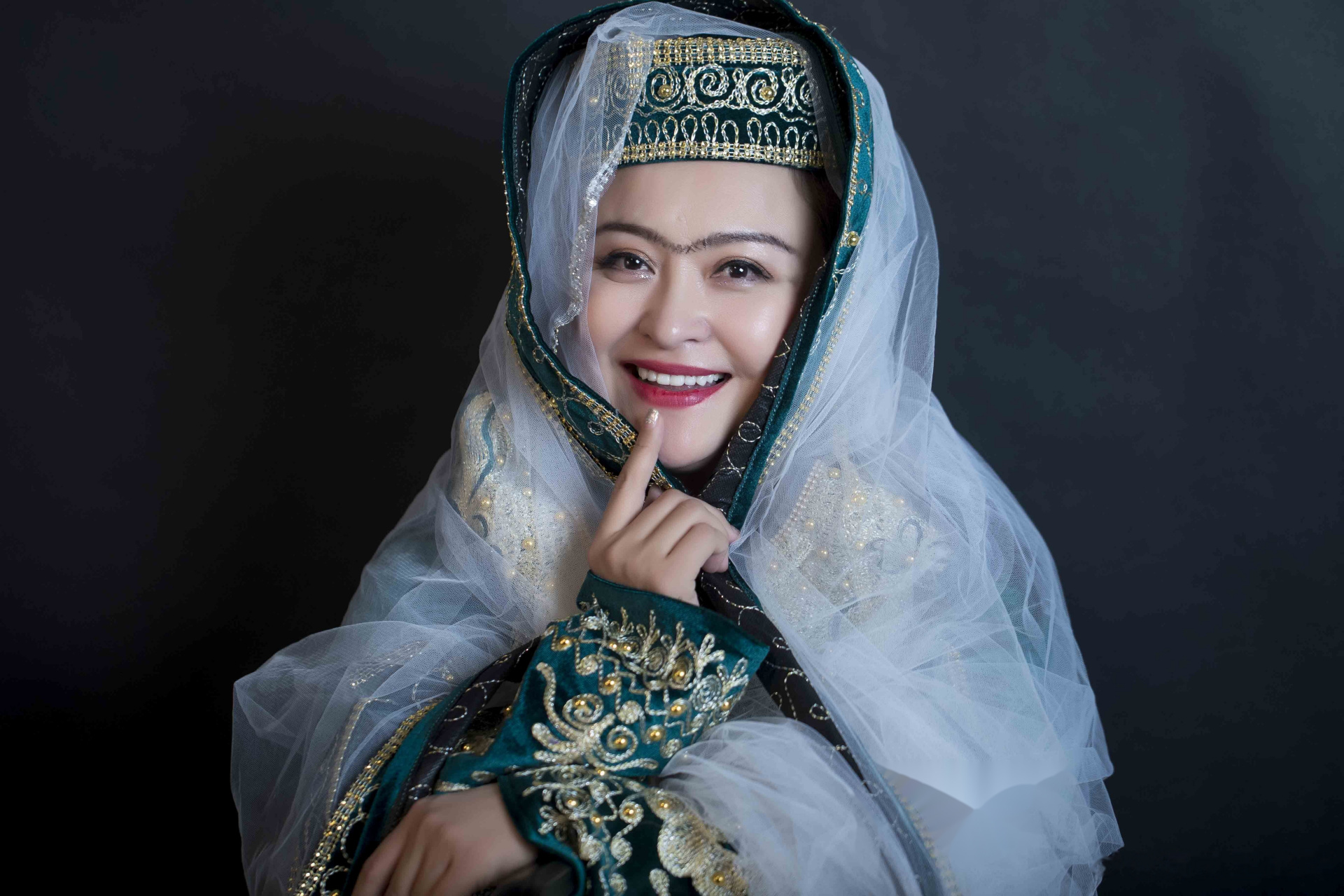 古丽伽瓦尔的柔情似水,抵不住天山雪莲的眉目传情