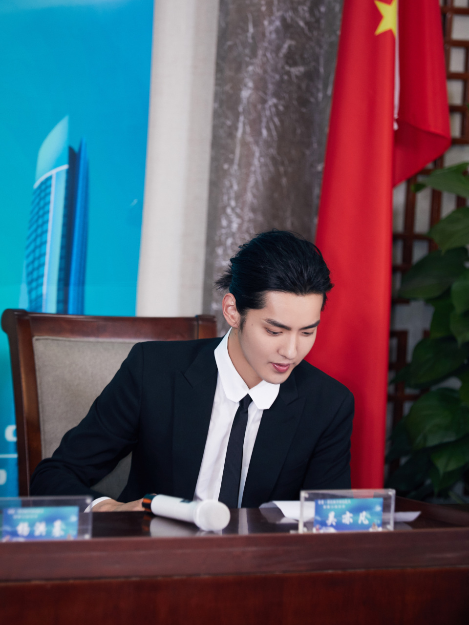 吴亦凡@吴亦凡 出席"百星·百亿助力武汉"直播公益活动,感谢湖北武汉