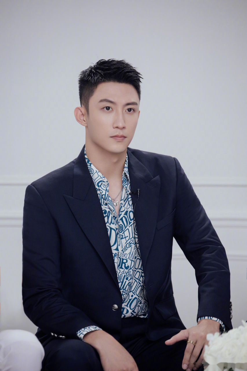 迪奥二零二一夏季男装感谢dior迪奥 邀请,很荣幸能够感受这非凡之旅.