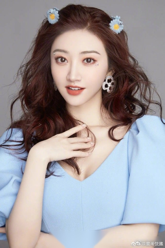 不说别的,就只说甜美这一块,景甜真的是拿捏得死死的.