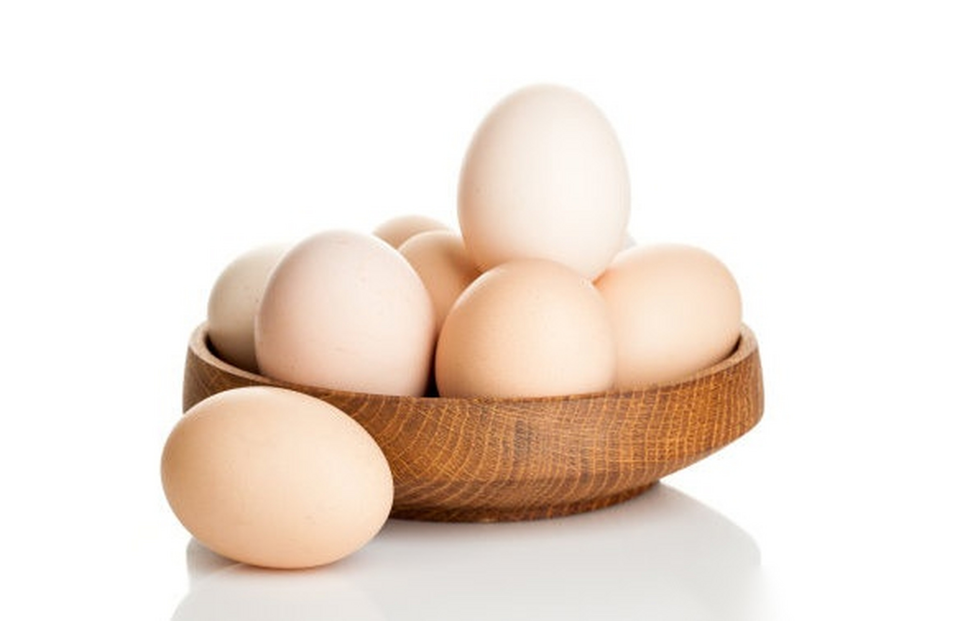 77掂:质量好又新鲜的鸡蛋重量适中;劣质久放的鸡蛋重量轻,拿起来会