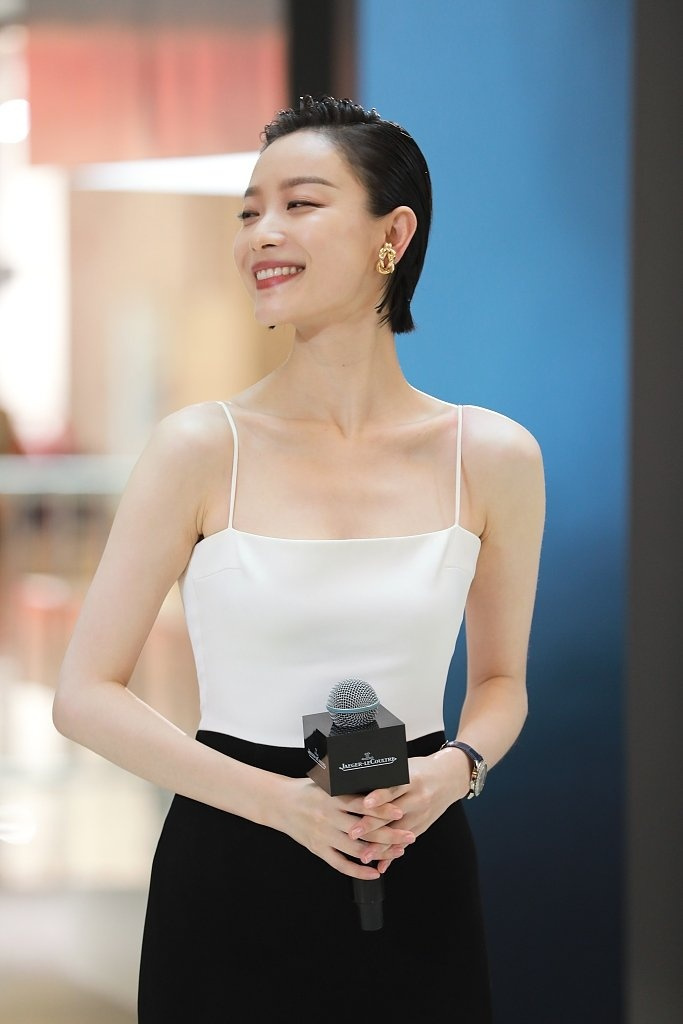 倪妮短发背头造型,大总攻气质?