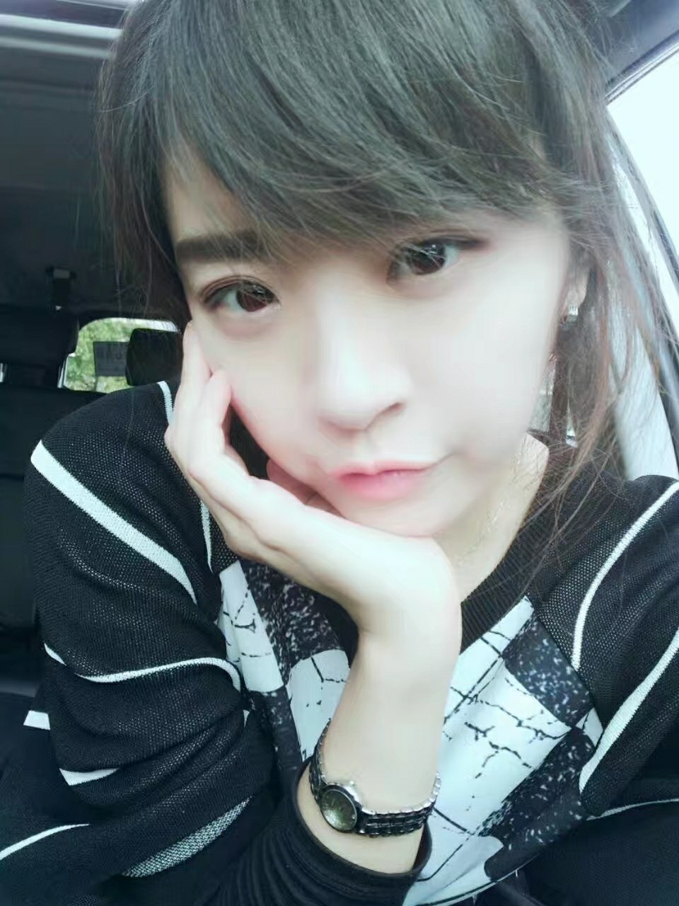 发张自拍让你们夸夸我