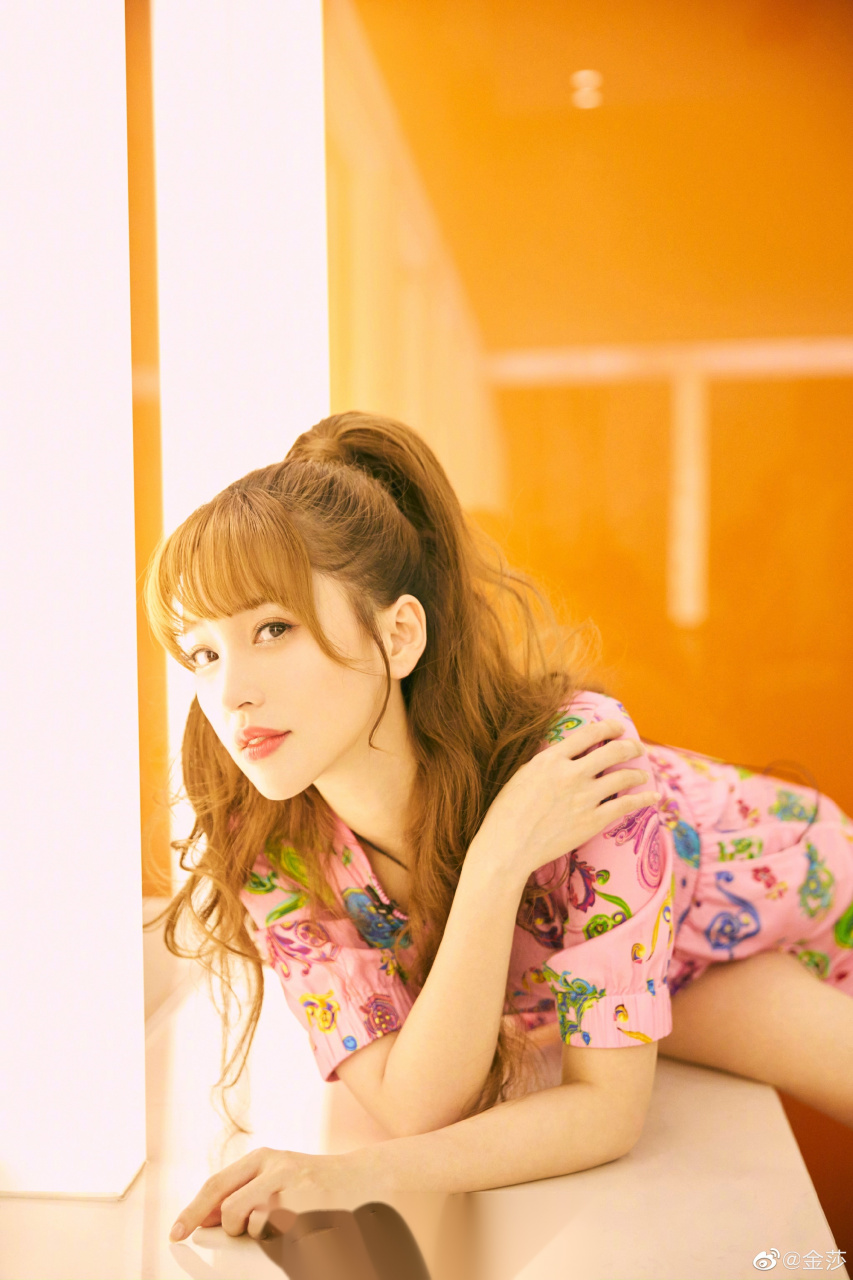 金莎:我可能就喜欢他说话,逻辑感很重,然后又阳光,笑起来是很灿烂的