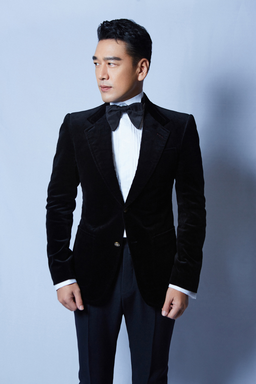 王耀庆# 简约黑色西装,诠释儒雅气质,格调不失温暖,感受时尚力量.