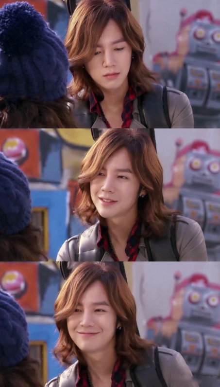 张根硕退伍# 张根硕今天退伍的照片来了,越长越年轻,比之前壮了不 