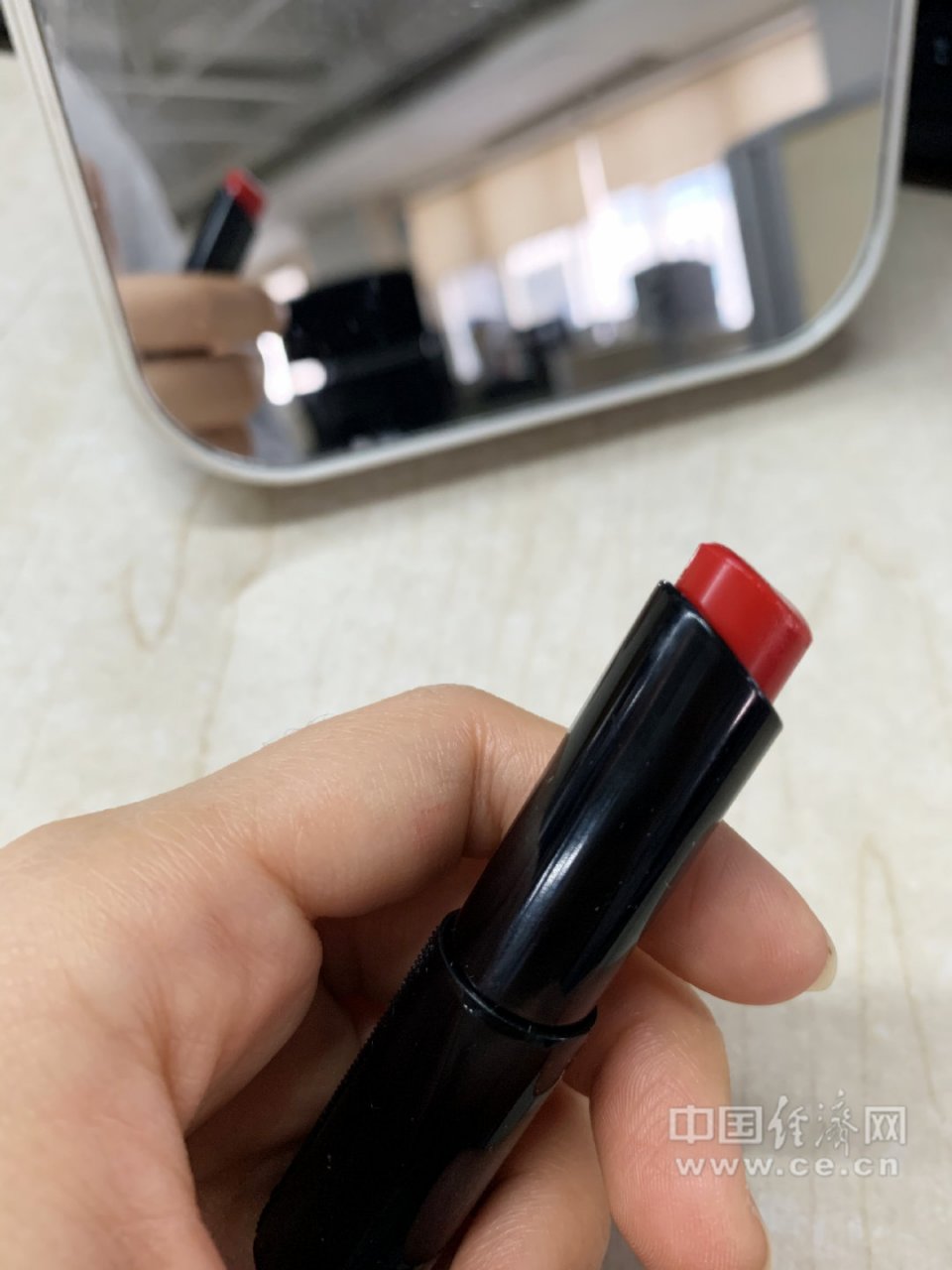 两会#【杨正国:让化妆台摆上中国制造的化妆品】"化妆品作为最能体现